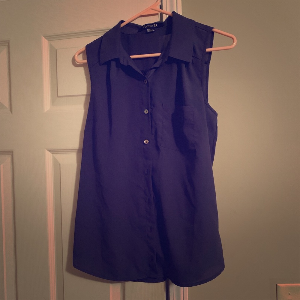 Sleeveless collared blouse